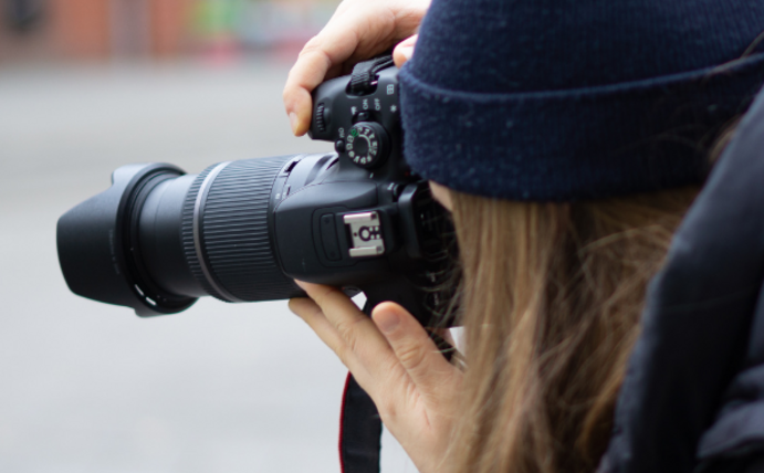 Studentin fotografiert ein Motiv