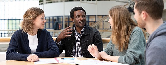 Internationale Studierende aus aller Welt treffen sich in Witten