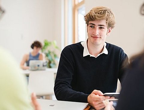 Ein Student im Studiengang Wirtschaft, Politik und Recht (B. A.) an der UW/H