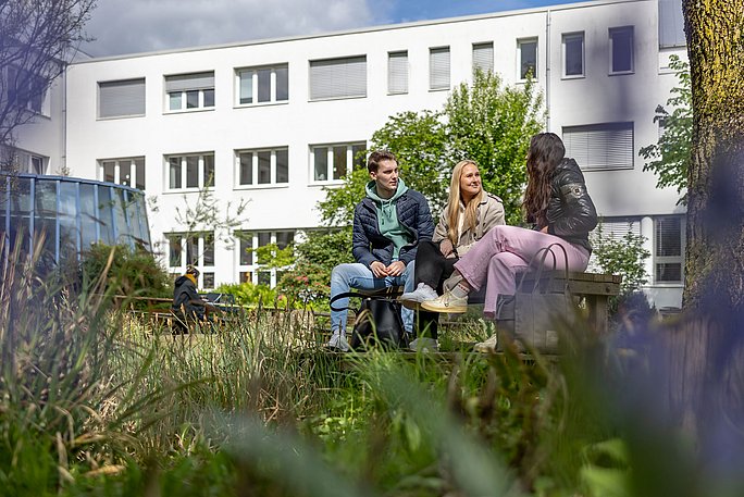 Studierende genießen den herrlichen Unigarten.