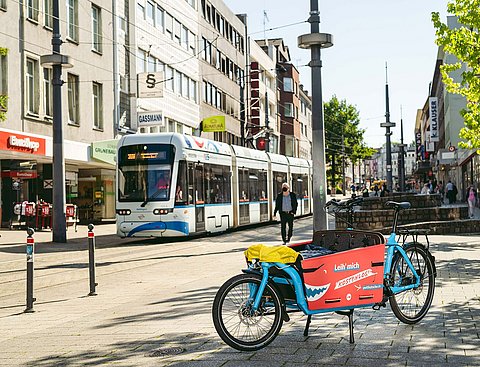 Straßenbahn und Fahrrad in der Wittener Innenstadt.