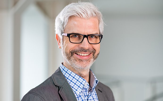 Portrait photo of Prof Dr Tobias Esch