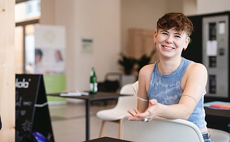 Eine Studentin im Fach Global Sustainability an der UW/H sitzt im Café Larix.