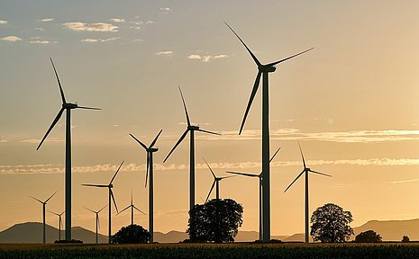 Abendliche Aufnahme von Windrädern