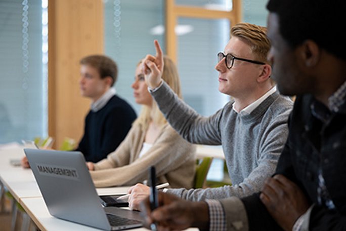 Studierende der UW/H im Seminar