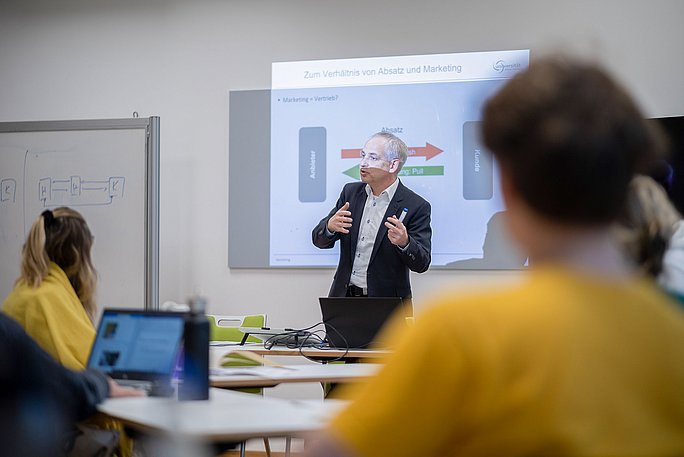 Professor beim Vortrag im Seminar an der UW/H