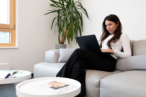 Eine Frau schreibt eine Bewerbung für einen Studienplatz an der UW/H.