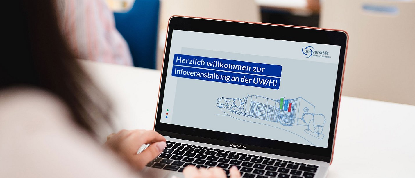 Screen eines Laptops, auf dem "Herzlich willkommen zur Infoveranstaltung an der UW/H" zu lesen ist 