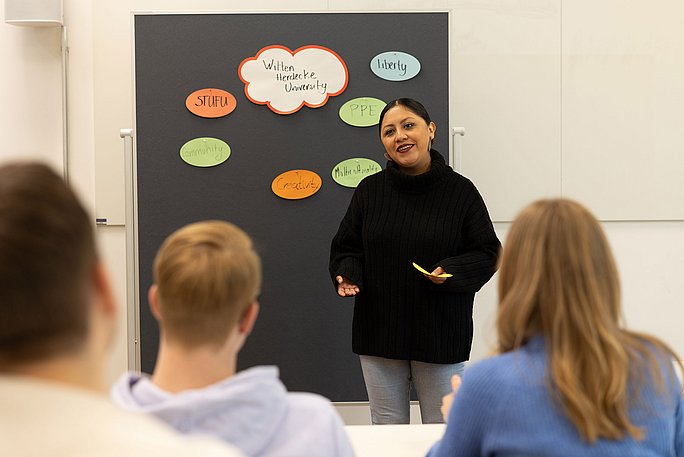 A student in front of a group in the Global Sustainability seminar at UW/H (Photo: UW/H | Michael Schwettmann)