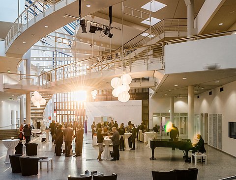 Konferenz am Professional Campus / Halle im weiß-blauen Gebäude der UW/H.