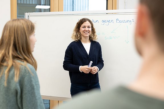 Eine Studentin spricht im Seminar im Studienmodell Bachelor of Choice an der UW/H.