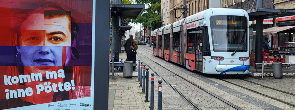 Auf einem Plakat an einer S-Bahn-Haltestelle ist die Kampagne der UW/H zu sehen.