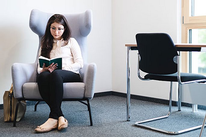 Studentin beim Lernen, dafür stehen zahlreiche Plätze an der UW/H zur Verfügung.