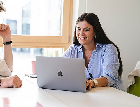 Eine Studentin in General Management (M. A.) sitzt am Laptop.