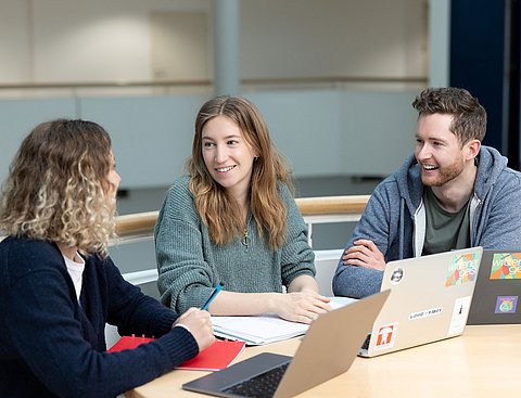 Laptop steht auf einem Tisch, auf dem Bildschirm ist "Promotion und Habilitation" zu lesen.