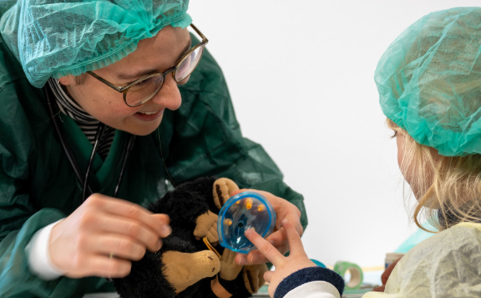 Ein Plüsch-Maulwurf im OP-Saal bei der Teddyklinik