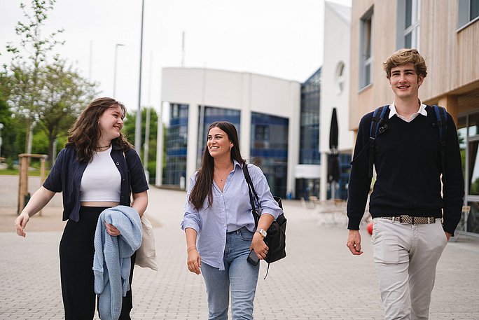 Studierende schlendern auf dem Campusgelände der UW/H.