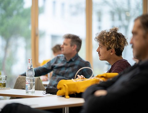 Studierende des Witten MBA sitzen im Seminar.