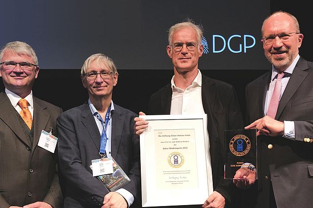 (v.l.): DGP-Präsident Professor Torsten T. Bauer, Laudator Professor Tobias Welte, Preisträger Professor Wolfram Windisch und Professor Wolfgang Kuhla, Mitglied der Medizinpreis-Jury Quelle: Mike Auerbach