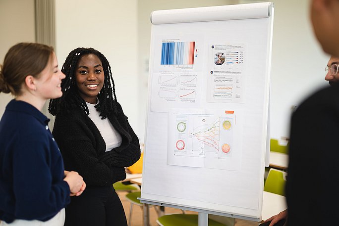 PPÖ-Studierende an der UW/H arbeiten am Flipchart.