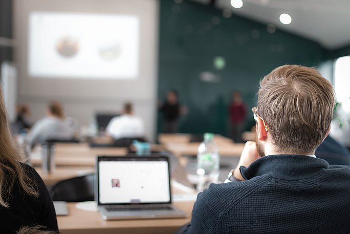 Gasthörer:innen sitzen im Seminar an der UW/H.