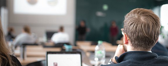 Gasthörer:innen sitzen im Seminar an der UW/H.