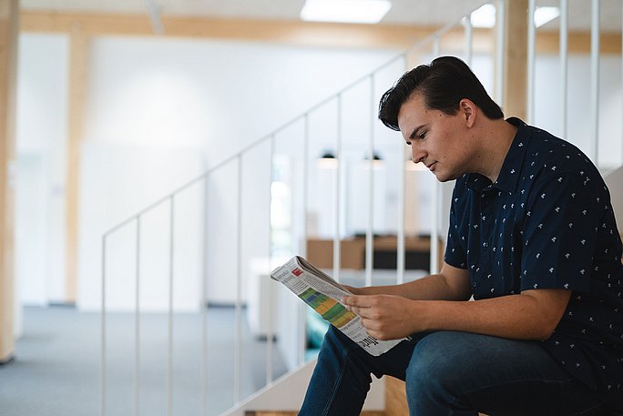 Ein Student beim Lernen in der Unibibliothek.