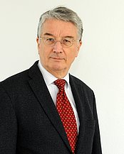 Porträtfoto von Univ.-Prof. Dr. Peter Heusser