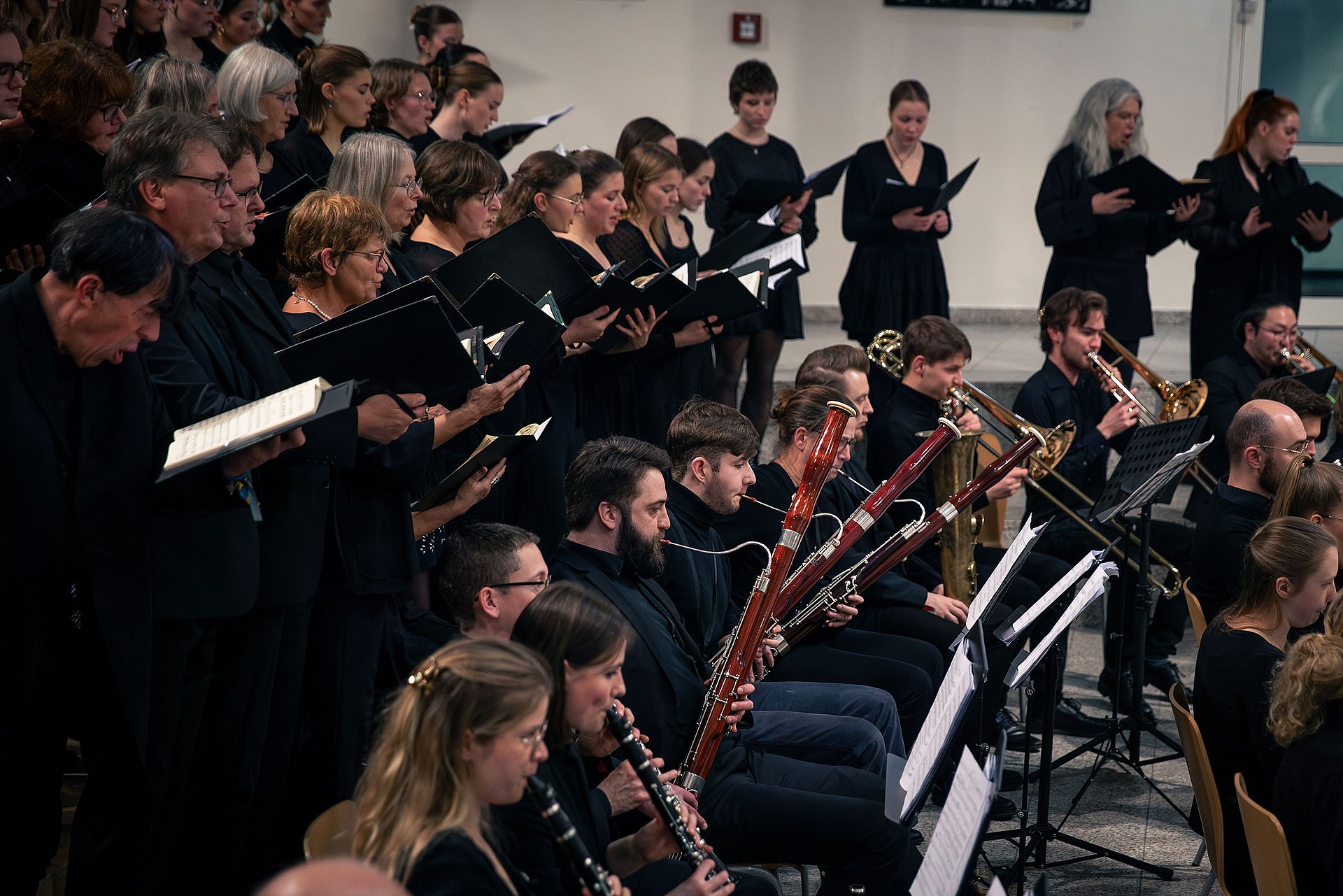 Das Foto zeigt ein Konzert von Chor und Orchester.