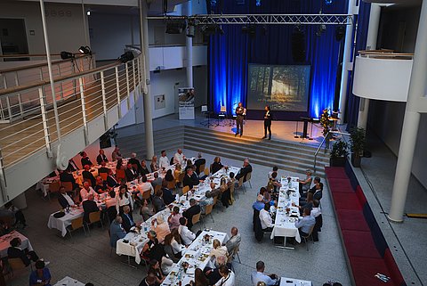 Teilnehmer:innen der Benefizveranstaltung Hohensteiner Tafelrunde