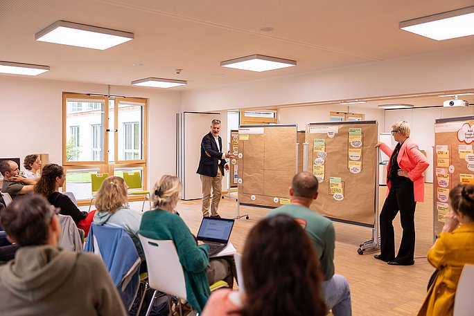 Gruppenarbeit mit einigen Teilnehmer:innen beim Witten MBA des Professional Campus.