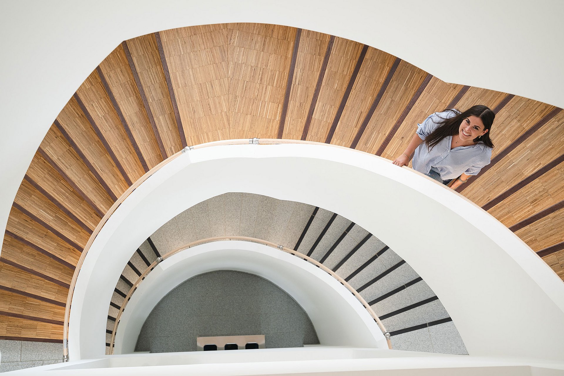 Picture of a spiral staircase from a bird's eye view