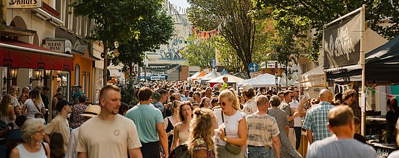 Foto von einer Menschenmenge auf einem Stadtfest.