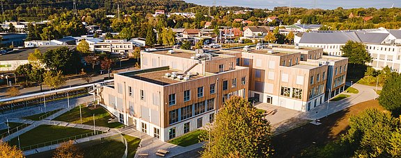 Luftbildaufnahme der Gebäude der Universität Witten/Herdecke.