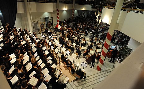 Vogelperspektive auf Chor und Orchester der Universität