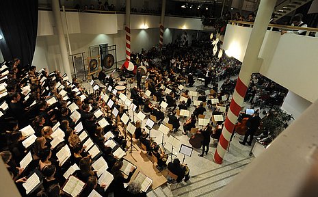 Vogelperspektive auf Chor und Orchester der Universität