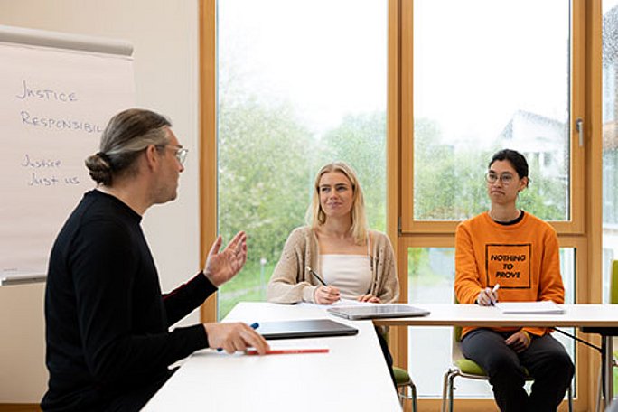 Professor und Studierende im Seminar im Studiengang PPÖ (B. A.) an der UW/H