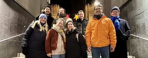 Gruppenfoto mit acht Personen auf einer Treppe