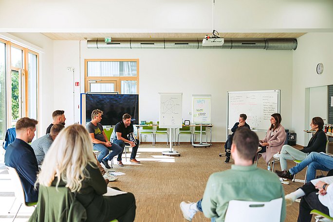 Szene einer Diskussionsrunde im Witten MBA.