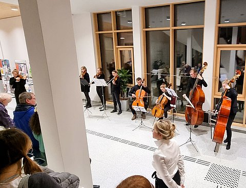 Orchestermitglieder geben ein Konzert im Neubau der Uni Witten/Herdecke