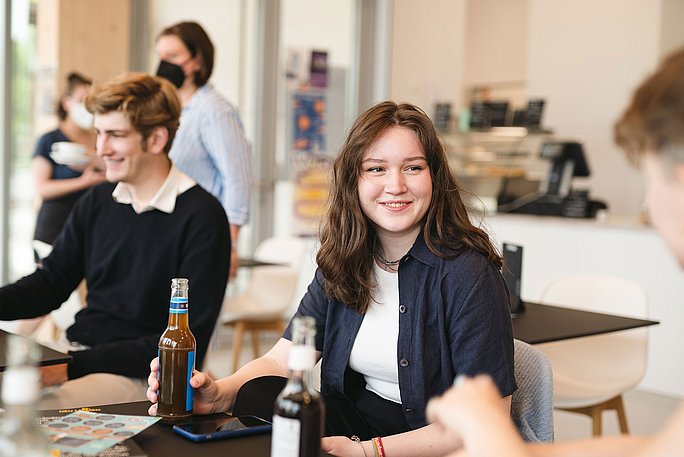 Studierende in der Pause im Café Larix