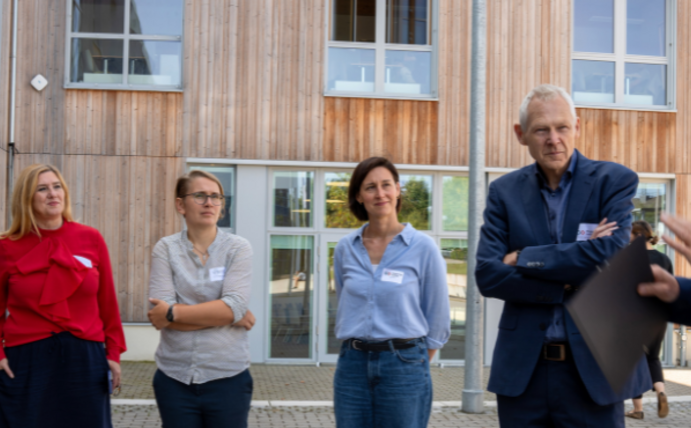 Menschen vor dem Neubau der Uni Witten/Herdecke