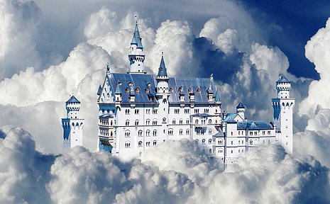 Eine Fotomontage zeigt ein großes weißes Schloss mit blauen Dächern in den Wolken.