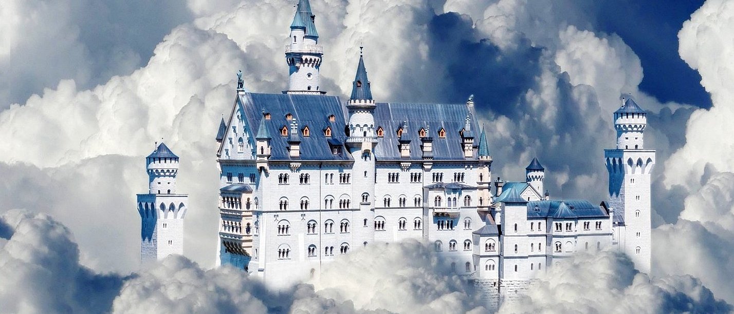 Eine Fotomontage zeigt ein großes weißes Schloss mit blauen Dächern in den Wolken.