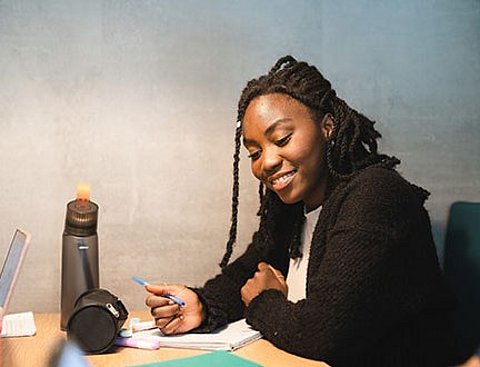 Eine Studentin im Studiengang PPÖ (B. A.) an der UW/H 