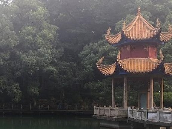 Chinesischer Pavillon auf dem Wasser