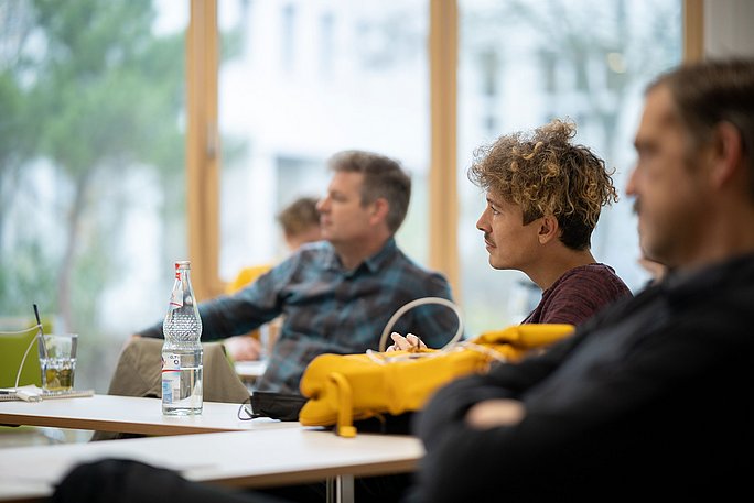 Teilnehmer sitzen im Lehrgang des Professional Campus.