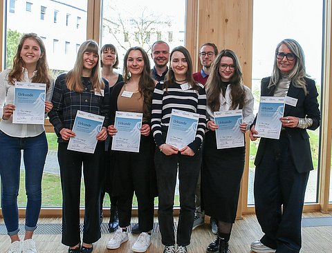 Studierende mit Deutschlandstipendium an der UW/H (Gruppenfoto mit Urkunde)..