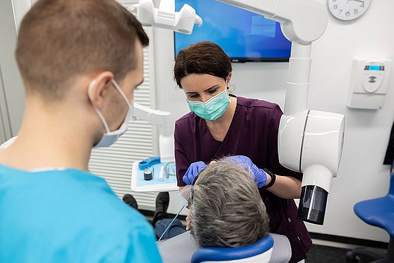 Zahnärztliche Versorgung eines Patienten in der Zahnklinik der Universität Witten/Herdecke