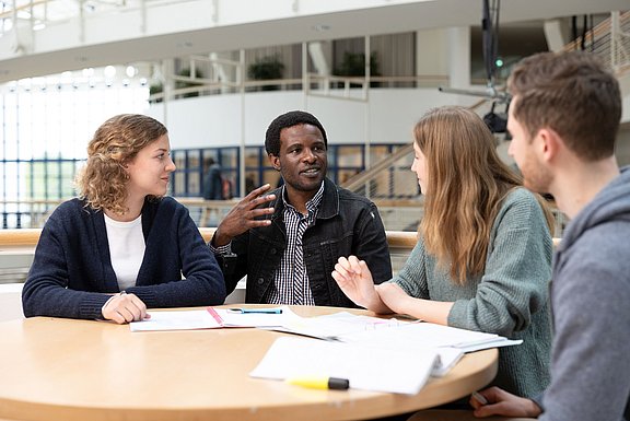 Internationale Studierende aus aller Welt treffen sich in Witten